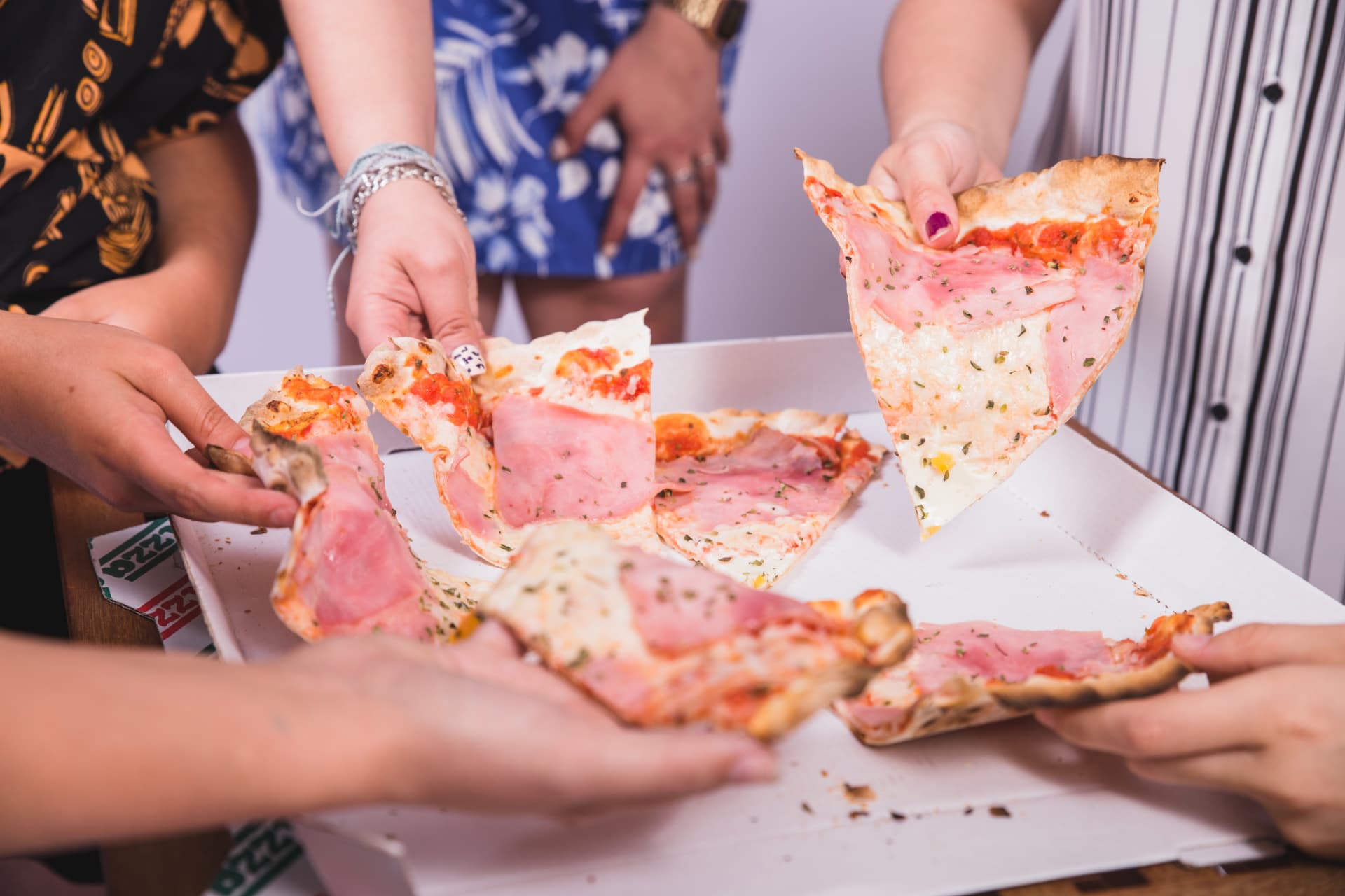 Amigos a partilhar pizza