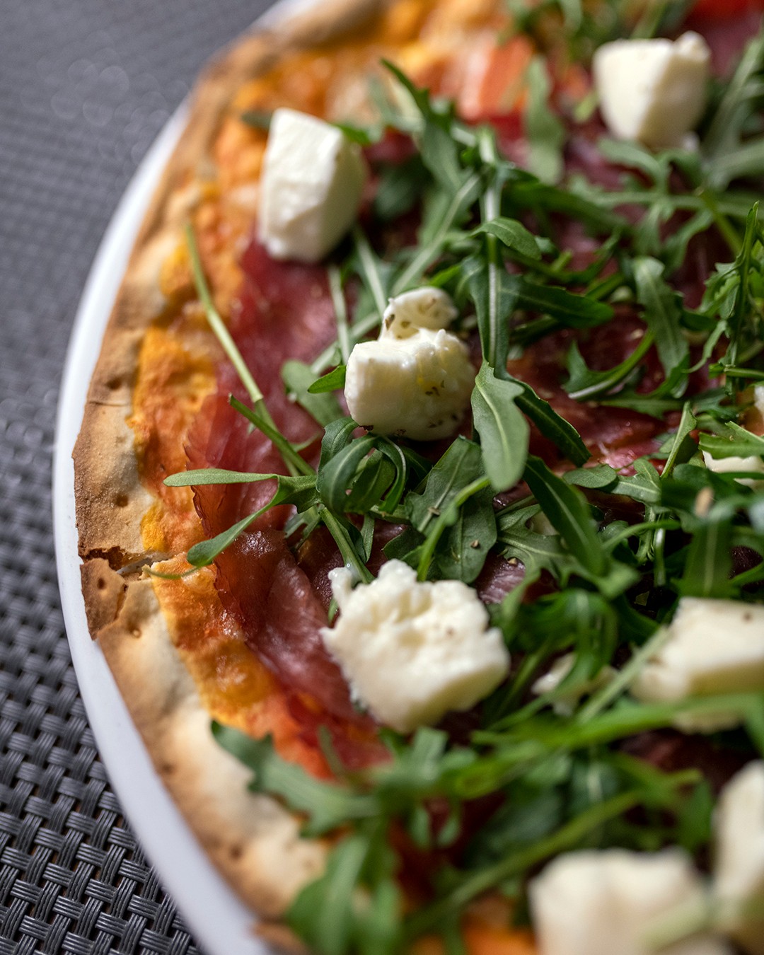 Pizza de massa fina com rúcula
